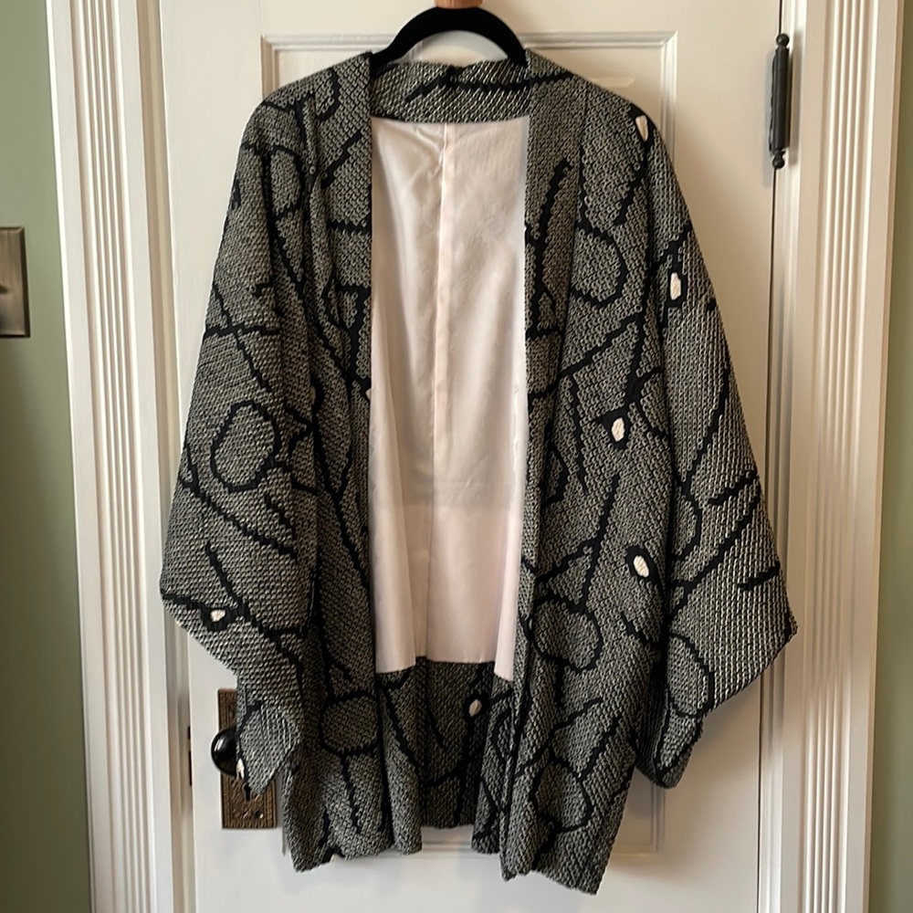 Vintage silk kimono, lined. Beautiful navy and white textured print. Fits size S